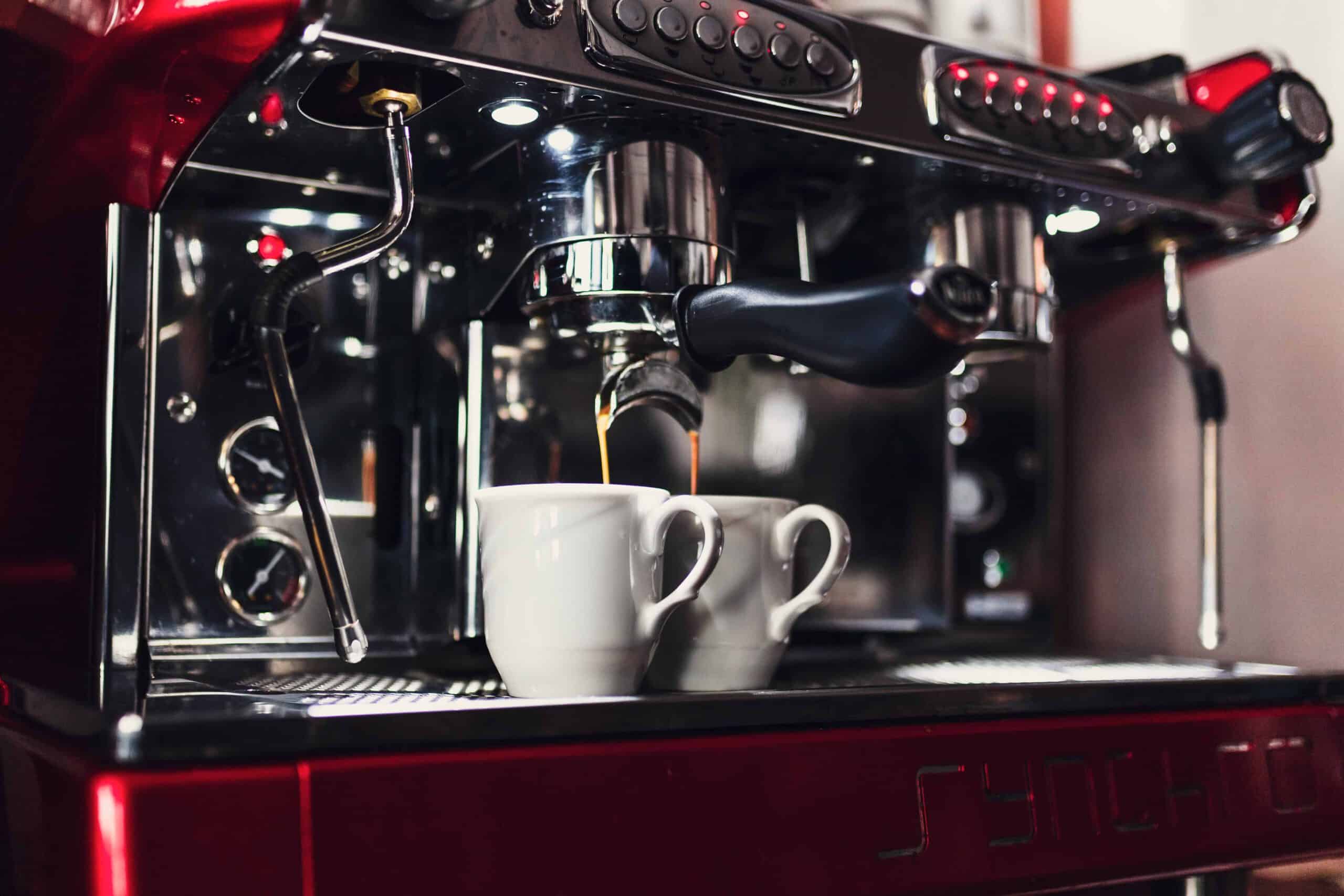 Kaffeemaschine mit zwei Tassen, welche gerade zwei frische Tassen Kaffee im Cafe Italia erhalten